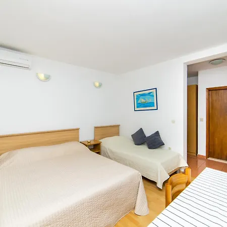 Apartmani More Gradac (Split-Dalmatia)
